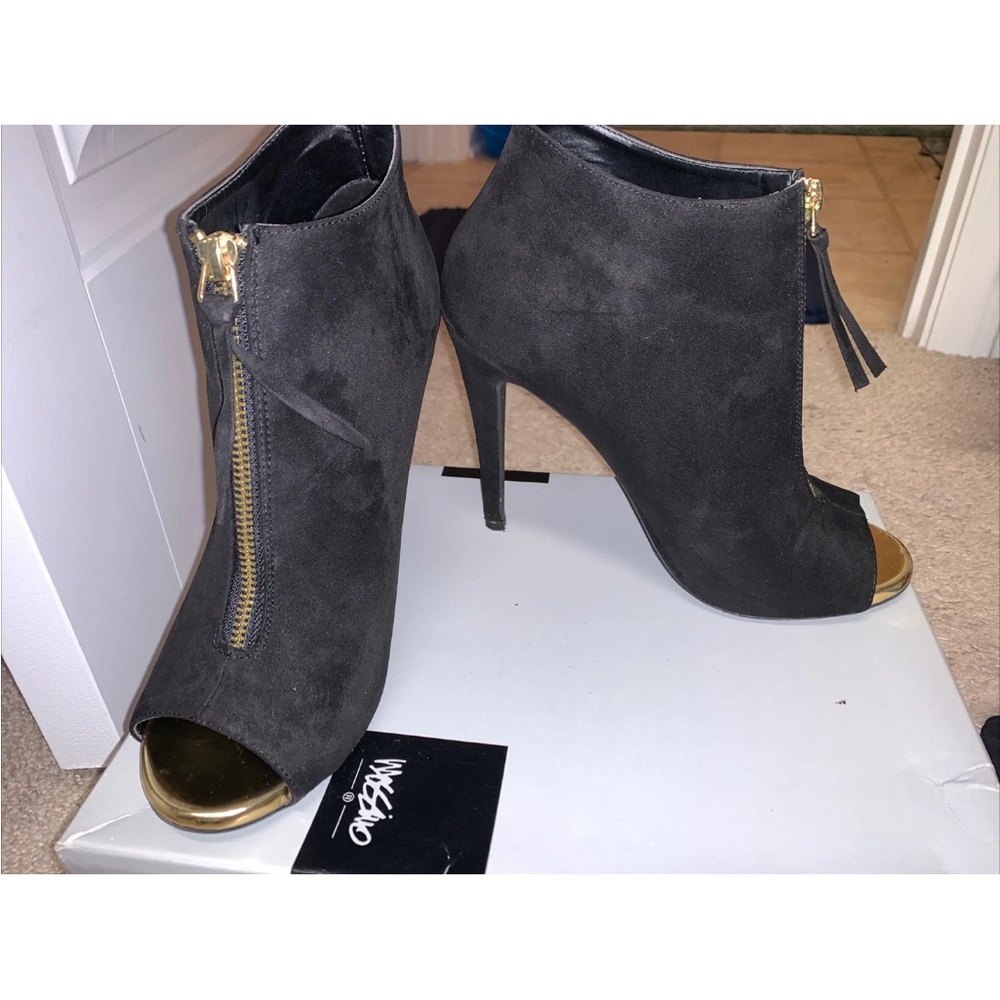 Mossimo Black Suede Textured Black and Gold Peep Toe Heels Size 8